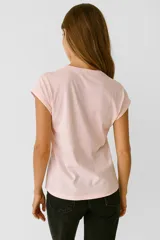 Remera azul marino de manga corta con cuello redondo y estampado frontal con motivos marinos y la frase 'Bonjour la Mer'.