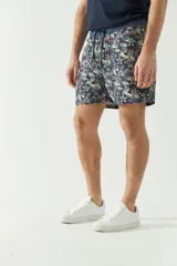 Short de baño estampado con cintura elástica ajustable con cordón, dos bolsillos laterales y uno trasero. Confeccionado en tela ligera de secado rápido y logo bordado.