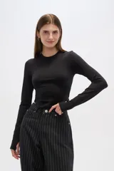 Top negro de manga larga, al cuerpo y cuello a la base.