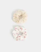 Set de dos scrunchies para el pelo con diferentes texturas y estampado floral.
