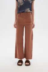 Pantalón de jean color beige, de corte flare y tiro alto, con terminación desflecada.