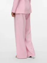 Pantalón sastrero de tiro medio, color lila claro, con diseño wide leg y bolsillos delanteros.