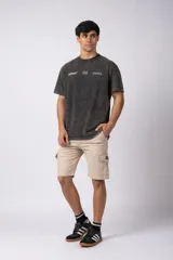 Bermuda cargo negra de gabardina con spandex, con bolsillos amplios con broche metálico, cintura con pasadores y etiqueta tejida VCP.