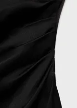 Blusa negra de fiesta con cuello asimétrico y diseño drapeado. Cierre de cremallera lateral y forro interior.