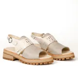 Sandalias de cuero color suela con plataforma y hebilla ajustable.