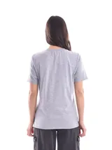 Remera de color blanco con estampado gráfico de tigres en tonos rojos, de corte clásico.