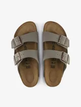 Sandalias de dos tiras con hebillas, color gris, con plantilla de corcho y suela de EVA.