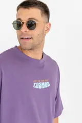 Remera violeta de corte holgado con estampa frontal con la frase "Lost in the vast cosmos".