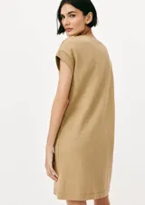 Vestido corto color crema, de corte recto y mangas cortas con bolsillo en el pecho.