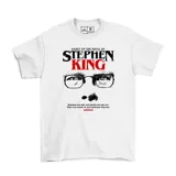 Remera blanca con estampado de la cara de Stephen King y la frase "Based on the novel by Stephen King".