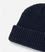 Gorro de lana acrílica color borgoña, con textura acanalada y borde inferior plegado.