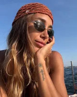 Gorro tipo casquete tejido a crochet con lentejuelas, talle único y tejido a mano.