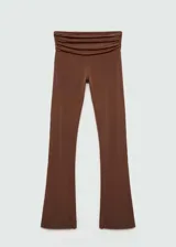 Pantalón marrón de tejido fluido con detalle drapeado en la cintura, diseño acampanado y estilo flare.