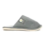 Pantufla de pana color gris, sin talón y con interior suave y acolchado.
