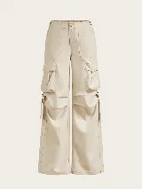 Pantalón cargo color crema de corte amplio con bolsillos laterales y ajuste con cordones en los tobillos.