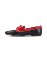 Mocasín náutico color marrón claro, confeccionado en 100% cuero, con cordones delgados en la parte superior y ojales metálicos en los laterales.