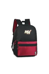 Mochila negra con bolsillo frontal de color rojo/bordó. Presenta un logo estilizado "MH" en amarillo y rojo en la parte superior y el logo de la NBA en la parte inferior del bolsillo frontal. Las correas son negras con forro interior rojo/bordó.