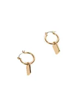 Aros tipo argolla bañados en oro con dije rectangular de metal pulido.