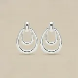 Par de caravanas de plata 925 con diseño de doble aro ovalado colgante.