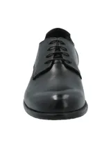 Zapato de vestir de cuero negro, con cordones y suela plana.