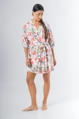 Bata kimono corta de algodón estampado con flores rojas, violetas y verdes. Tiene mangas al codo y lazo de ajuste en la cintura.