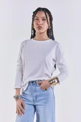 Remera blanca de manga larga con cuello redondo y corte recto.