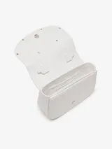 Bolso bandolera Diesel modelo 1DR, mediano, color blanco. Confeccionado en cuero liso, con solapa y logo ovalado "D" metálico esmaltado. Incluye correa ajustable para usar al hombro o cruzado, compartimento interior amplio y dos secciones planas adicionales.