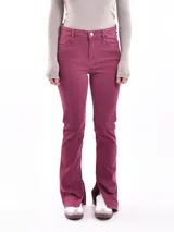 Pantalón de jean color borgoña, de corte recto con abertura en el ruedo.