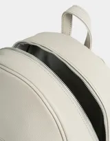 Mochila negra de cuerina con bolsillo frontal con cierre, correas regulables, manija superior, cierre superior y tag de metal.