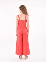 Pantalón palazzo color rojo con cintura elastizada y lazo ajustable.