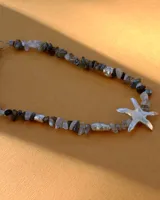 Collar de alpaca con cuentas de labradorita, jaspe rojo y cuarzo lima. Incluye una estrella de mar realizada a mano y una perla de río natural.