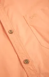 Camisa amarilla de algodón orgánico, manga larga con botones de madera, cuello italiano, calce regular, bolsillo de pecho con logo bordado.