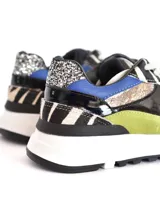 Zapatillas urbanas de cuero con estampado animal print, detalles en charol fucsia y glitter negro, y suela chunky color beige.