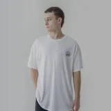 Remera blanca con estampado colorido de un vehículo, de corte clásico.