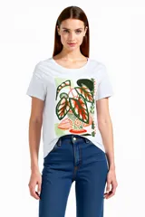 Remera de algodón holgada con estampado colorido de hojas tropicales.