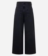 Pantalón skater de jeans celeste con bolsillos delanteros tipo carpintero, trabillas en la cintura y cierre con botón y cremallera.