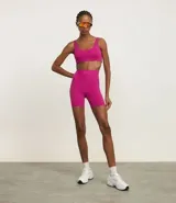 Top deportivo de microfibra color fucsia, con tirantes anchos fijos y copa incorporada.