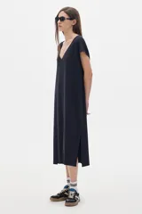 Vestido midi azul eléctrico de corte amplio con escote en V y mangas cortas.