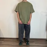 Remerón verde militar de corte oversize y tela rústica.