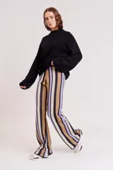 Pantalón de punto con estampado geométrico en tonos lila, verde y beige.