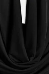 Body blanco de cuello halter con pieza metálica y aplicación joya, escote pico pronunciado, tejido drapeado y cierre inferior con botones a presión.