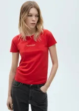 Remera roja de algodón con cuello redondo y logo de la marca bordado en dorado en el pecho.