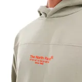 Hoodie gris de The North Face con capucha con cordón ajustable, corte oversize y estampado de montaña en la espalda.