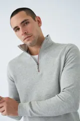 Buzo de hombre azul marino con medio cierre, cuello alto y logo estampado en el pecho. Corte regular y mangas largas.