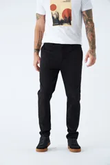 Pantalón chino de gabardina color beige, de corte regular, con cierre frontal y bolsillos laterales y traseros.