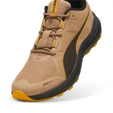 Championes de trail running color crema con detalles en negro y amarillo.