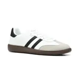 Championes Adidas Samba blancos con las tres tiras laterales negras, puntera de gamuza gris y suela marrón.