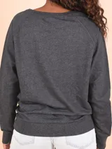 Buzo deportivo negro de manga larga y cuello redondo.