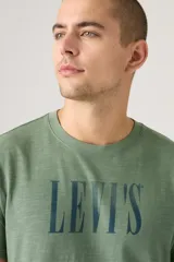 Remera verde militar de corte clásico, con cuello redondo y logo Levi's estampado en el pecho.