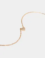 Cadena dorada con dije de corazón cubierto de circonitas cúbicas.